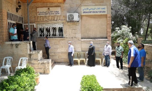 جانب من إجراء الفحوصات