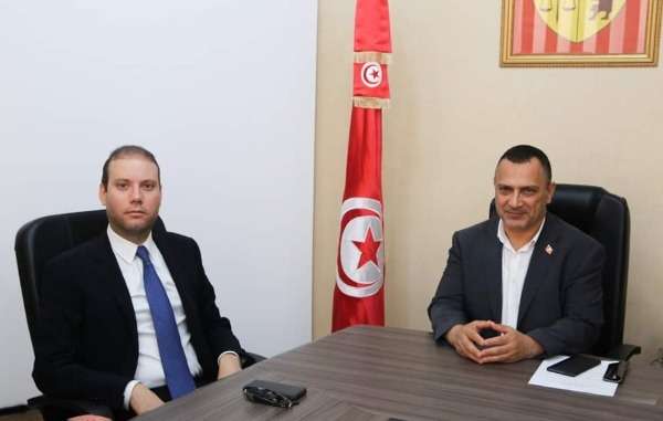 من اجتماع الوزير بحسين جنيح