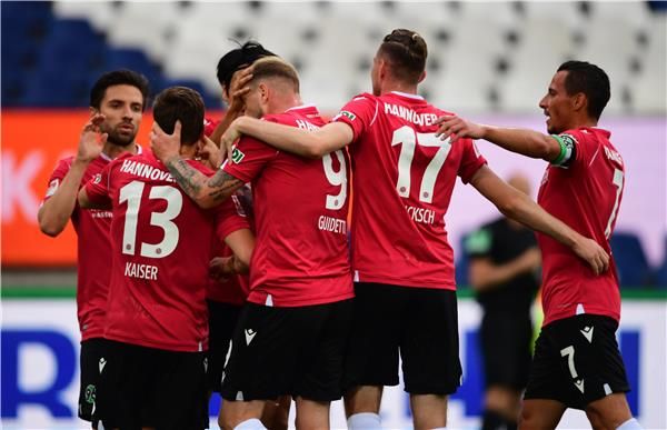 فرحة لاعبي هانوفر 