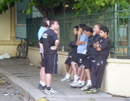 لاعبين نادي ريسنج كلوب خارج المستشفى