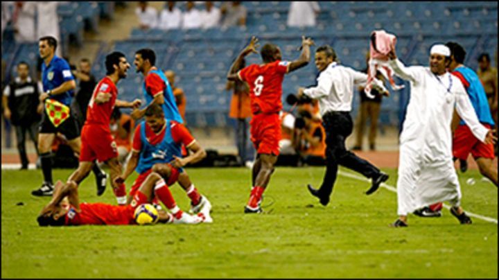 احتفال لاعبي البحرين بالهدف