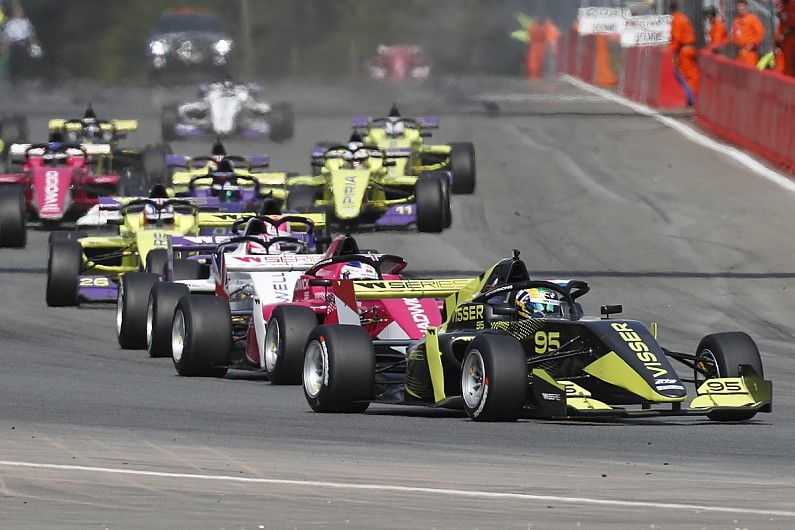 من سباقات دابليو