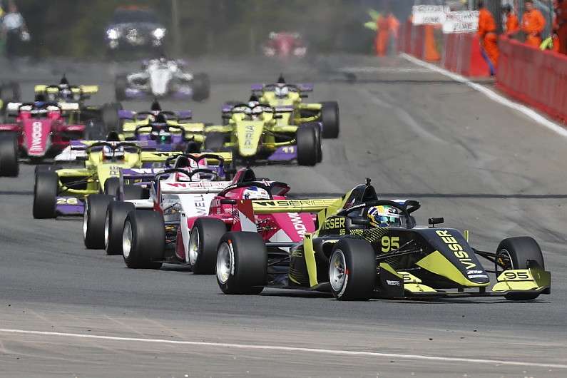 من سباقات دابليو