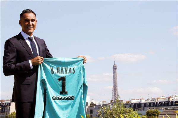 أثناء إعلان سان جيرمان صفقة نافاس