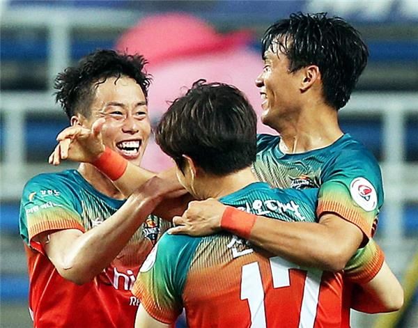 فرحة لاعبي جانجون  من اللقاء