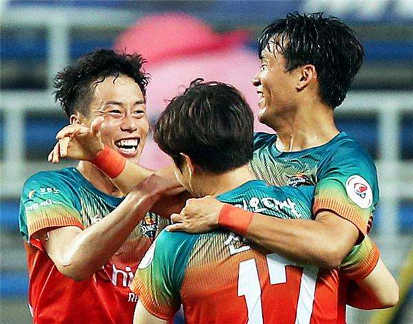 فرحة لاعبي جانجون من اللقاء