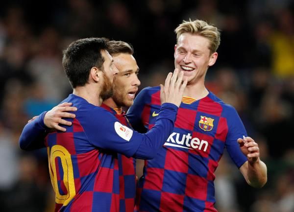 دي يونج مع لاعبي برشلونة 