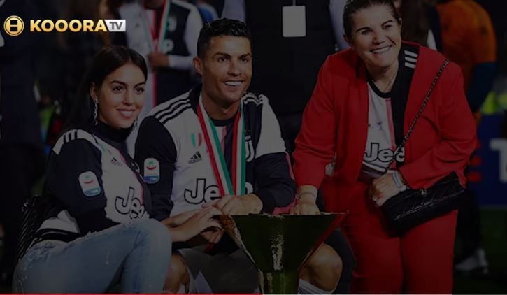 كريستيانو رونالدو يتوسط والدته وصديقته جورجينا
