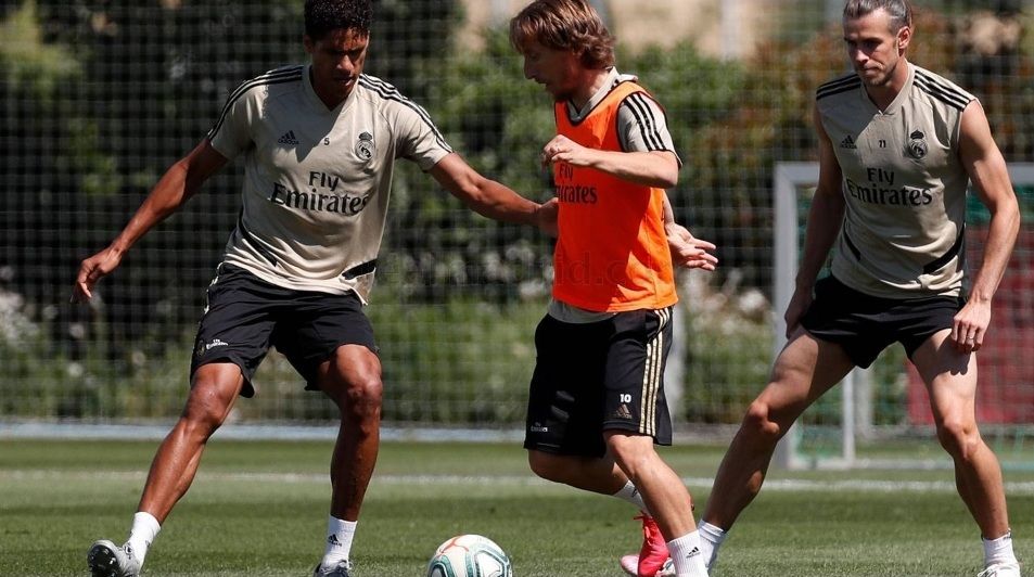 جاريث بيل (أقصى يمين)