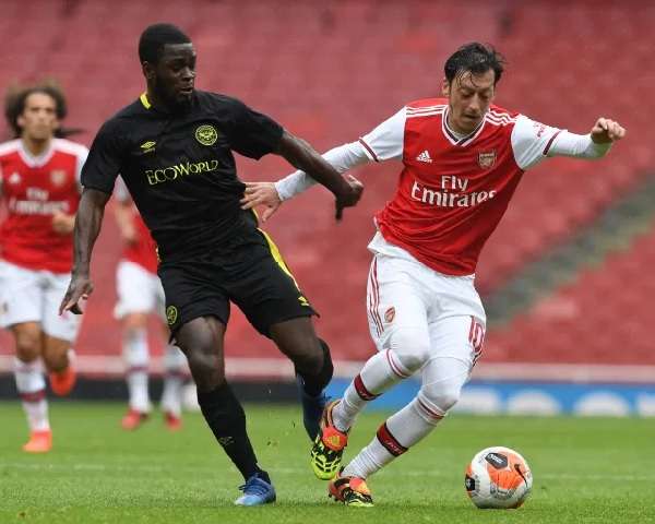 أوزيل خلال مباراة برينتفورد