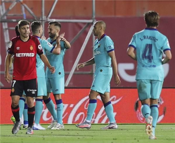 ألبا مع لاعبي البارسا