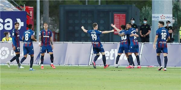 فرحة لاعبي ليفانتي بهدف التعادل 