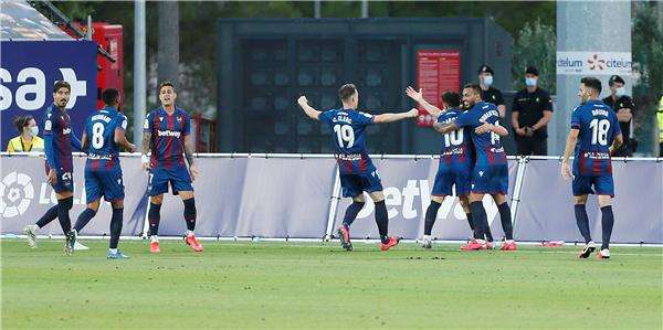 فرحة لاعبي ليفانتي بهدف التعادل 