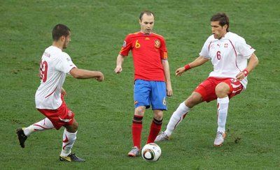 إنييستا خلال مباراة سويسرا