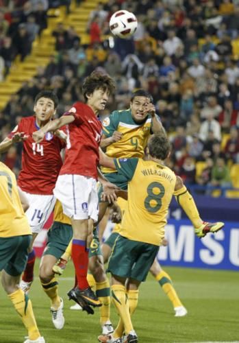 2011-01-142011-01-14t143813z_01_ac727_rtridsp_3_soccer-asian_reuters