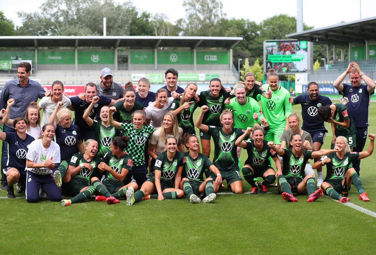 احتفال لاعبات فولفسبورج 