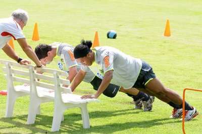 نيفيز وبجانبه رونالدينيو في تدريبات فلامنجو اليوم