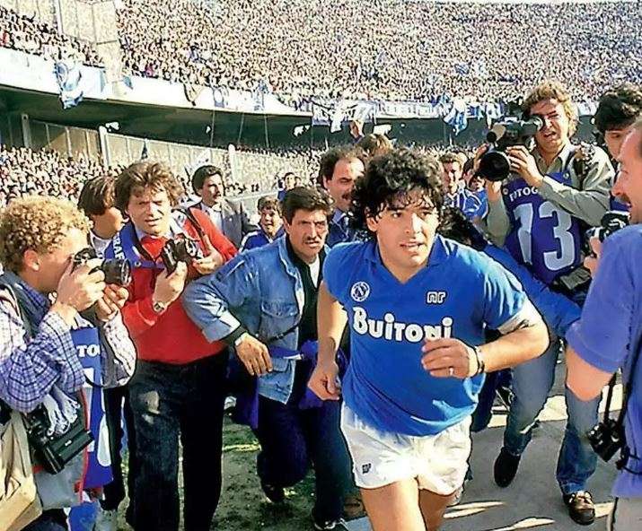 مارادونا بقميص نابولي