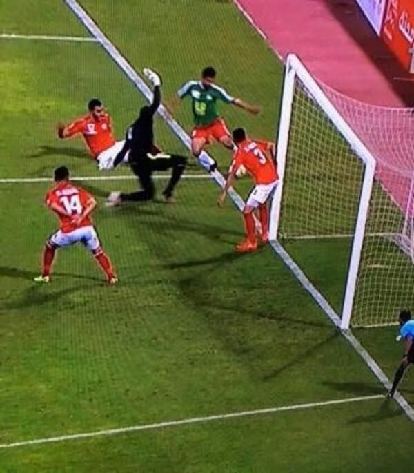 الدردور يمرر والكرة خارج الملعب