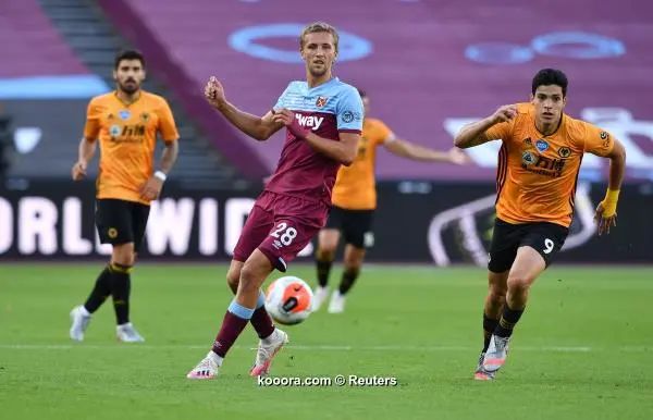 ?i=reuters%2f2020-06-20%2f2020-06-20t174725z_1100576828_up1eg6k1df1a3_rtrmadp_3_soccer-england-whu-wlv-report_reuters