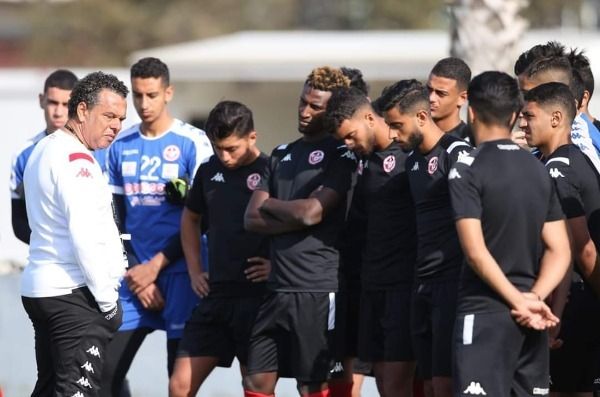 الكنزاري مع لاعبي منتخب تونس للشباب