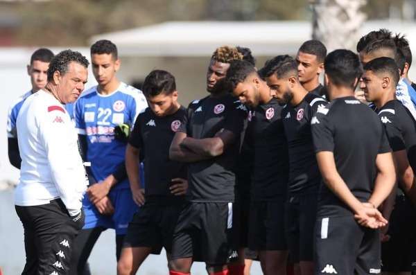 الكنزاري مع لاعبي منتخب تونس للشباب
