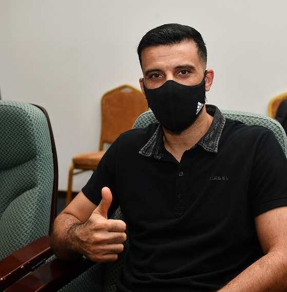 السومة بالكمامة