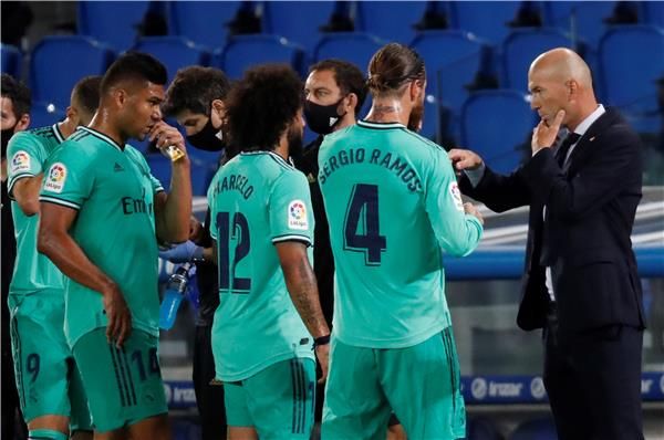 زيدان مع لاعبي ريال مدريد