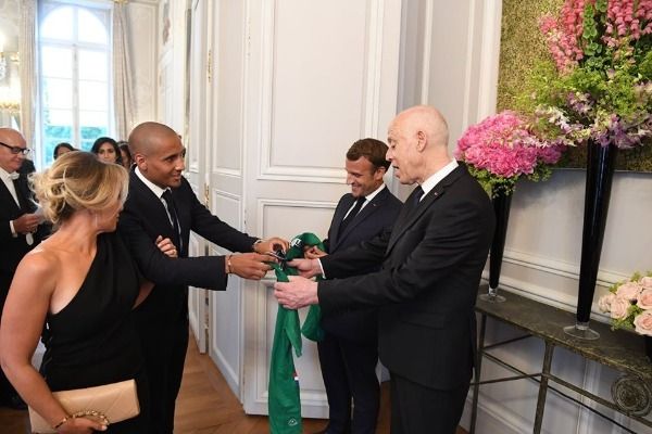 الخزري يهدي قميصه للرئيسين ماكرون وسعيّد 