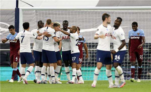 فرحة لاعبي توتنهام 