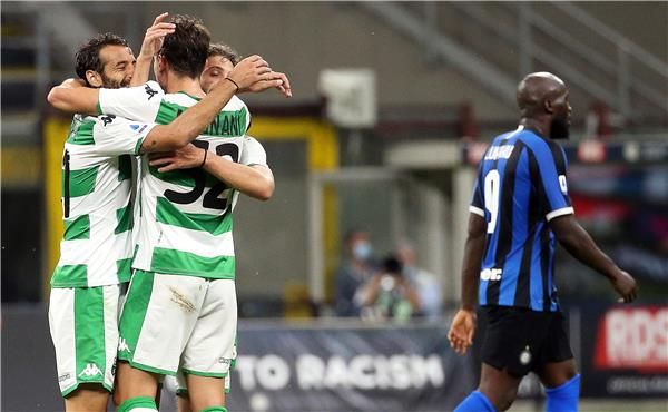 احتفال ساسولو بالهدف القاتل في الإنتر