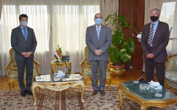 من الاجتماع