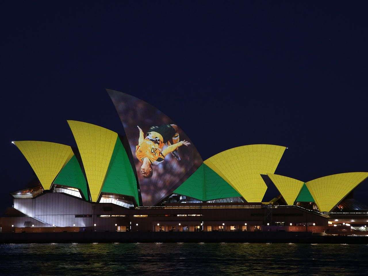 صورة سام كير تتصدر جدار دار أوبرا بسيدني