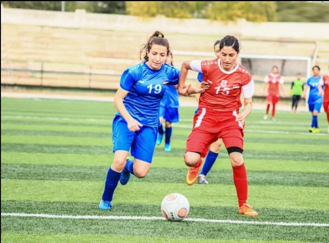 ريتا عيزوق (يسار)