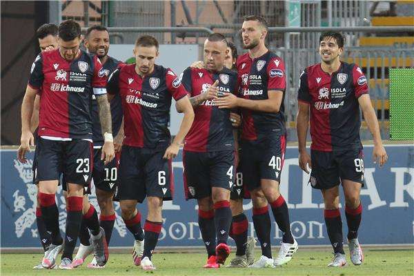 فرحة لاعبي كالياري