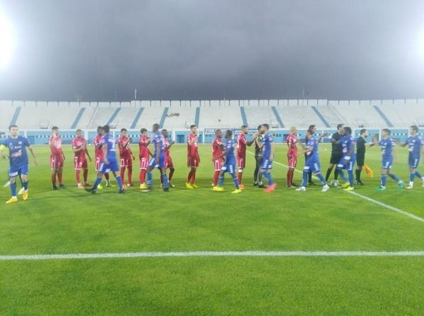 لاعبو النجم والمنستيري قبل بداية المباراة