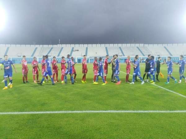 لاعبو النجم والمنستيري قبل بداية المباراة