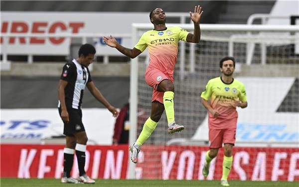 سترلينج يحتفل