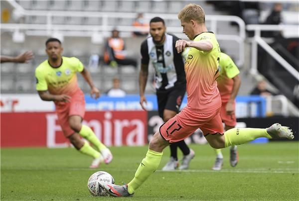 دي بروين يسجل هدفا