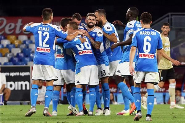 فرحة لاعبي نابولي 