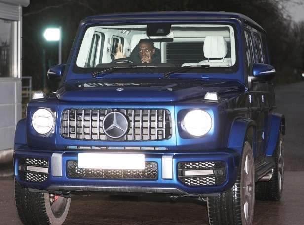 وان بيساكا أثناء دخوله إلى التدريب