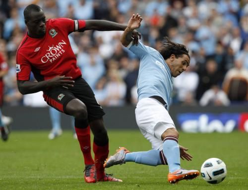 كريستوفر سامبا لاعب بلاكبيرن يحاول استخلاص الكرة من تيفيز لاعب السيتزن