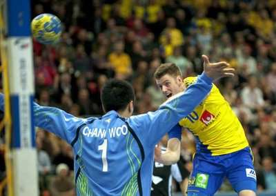 نيكولاس إيكبيرغ لاعب السويد أثناء التسجيل في كوريا الجنوبية