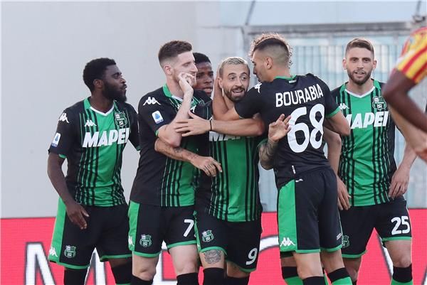 فرحة لاعبي ساسولو