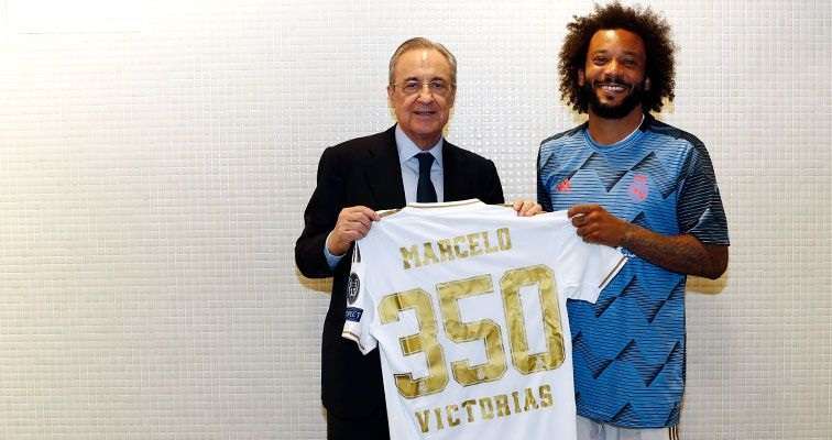 لحظة تكريم بيريز لمارسيلو