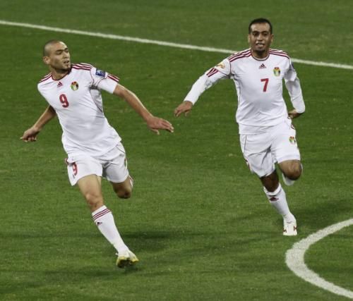 الصيفي (اليسار) يحتفل بتسجيل الهدف في مرمي سوريا
