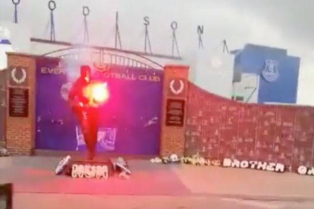 0_Evertons-famous-Dixie-Dean-statue-lit-with-flare-causing-outrage-across-Liverpool