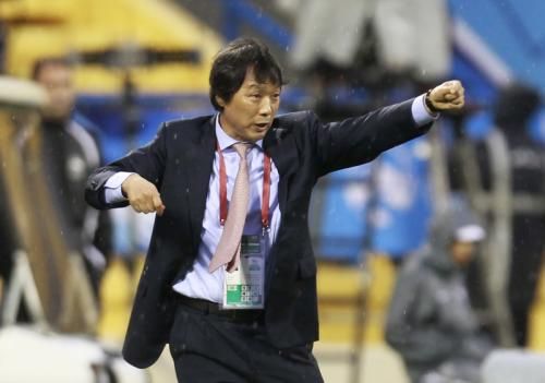 2011-01-182011-01-18t140330z_01_ac411_rtridsp_3_soccer-asian_reuters