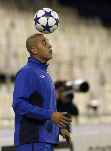 2010-11-01t190916z_01_hjk04_rtridsp_3_soccer-champions_reuters