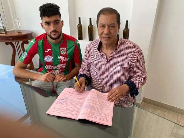 من توقيع العقود